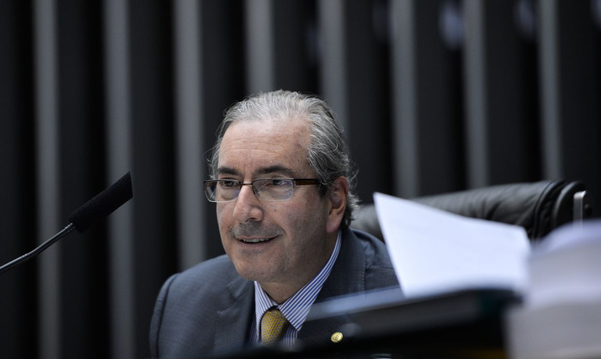Dino bloqueia R$ 6,1 milhões de Eduardo Cunha em investigação sobre direcionamento de emendas
