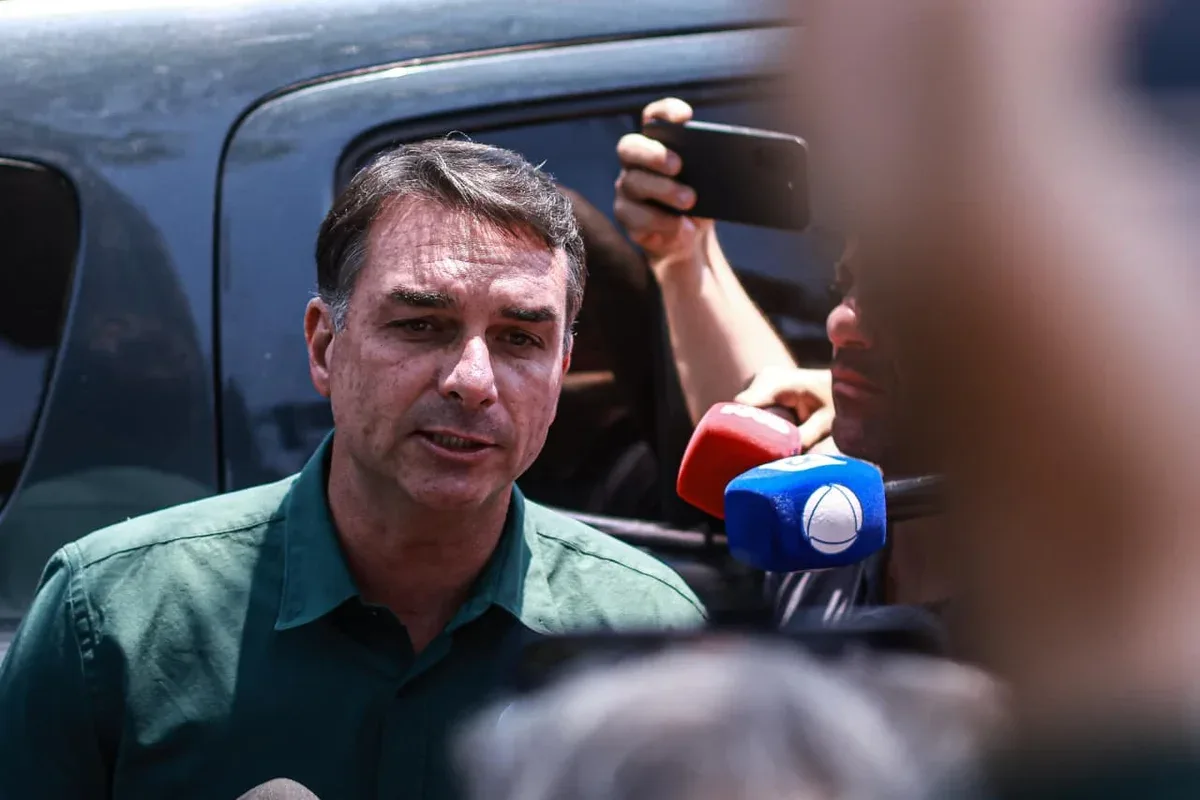 Advogado pede ao Conselho de Ética do Senado a cassação do mandato de Flávio