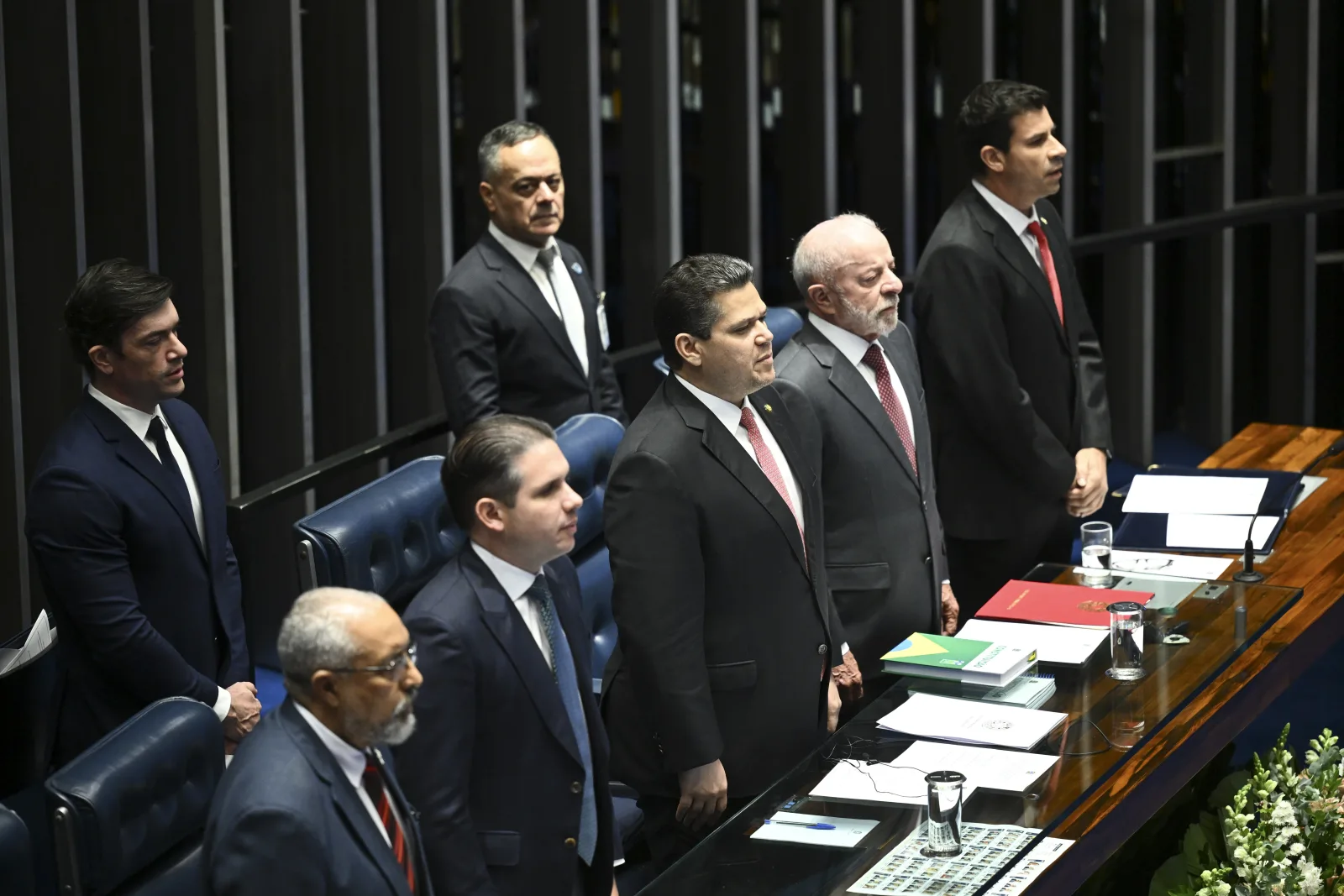 Apenas um senador da oposição comparece à promulgação da PEC que extingue a escala 6x1