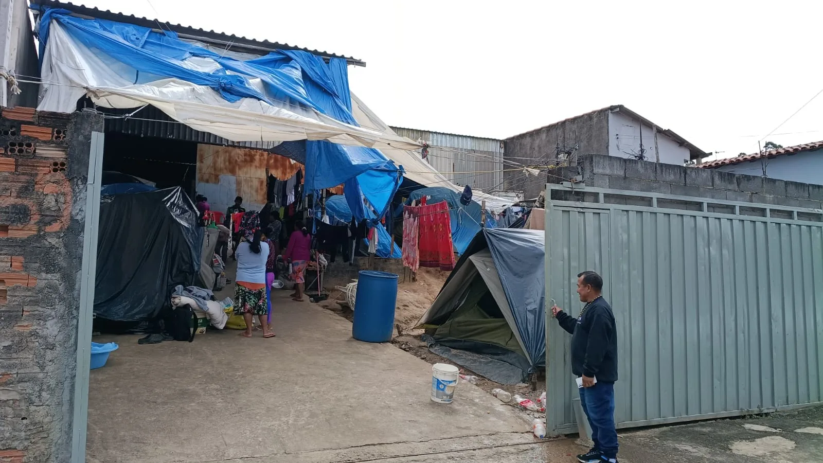 Vista externa de imóvel ocupado por famílias indígenas em Campinas, SP.