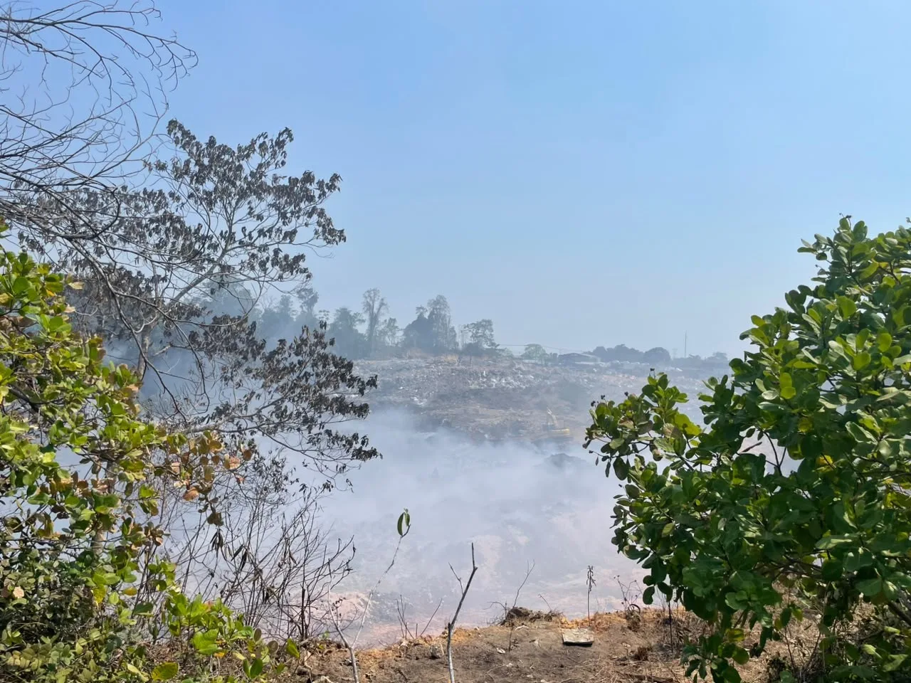 Empresa é multada em R$ 5,5 milhões após incêndio em área de descarte de resíduos em Manaus