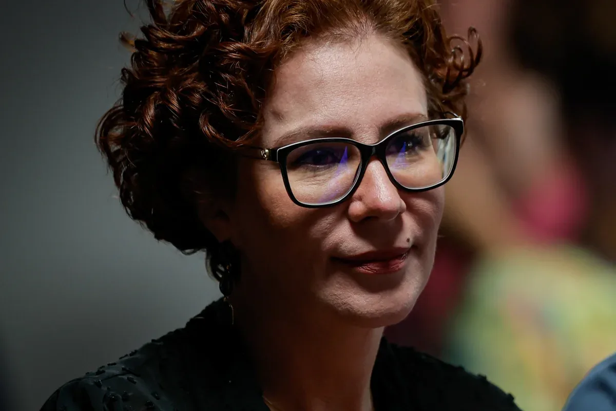 Carla Zambelli recorre ao STF para retornar ao Brasil e exercer voto