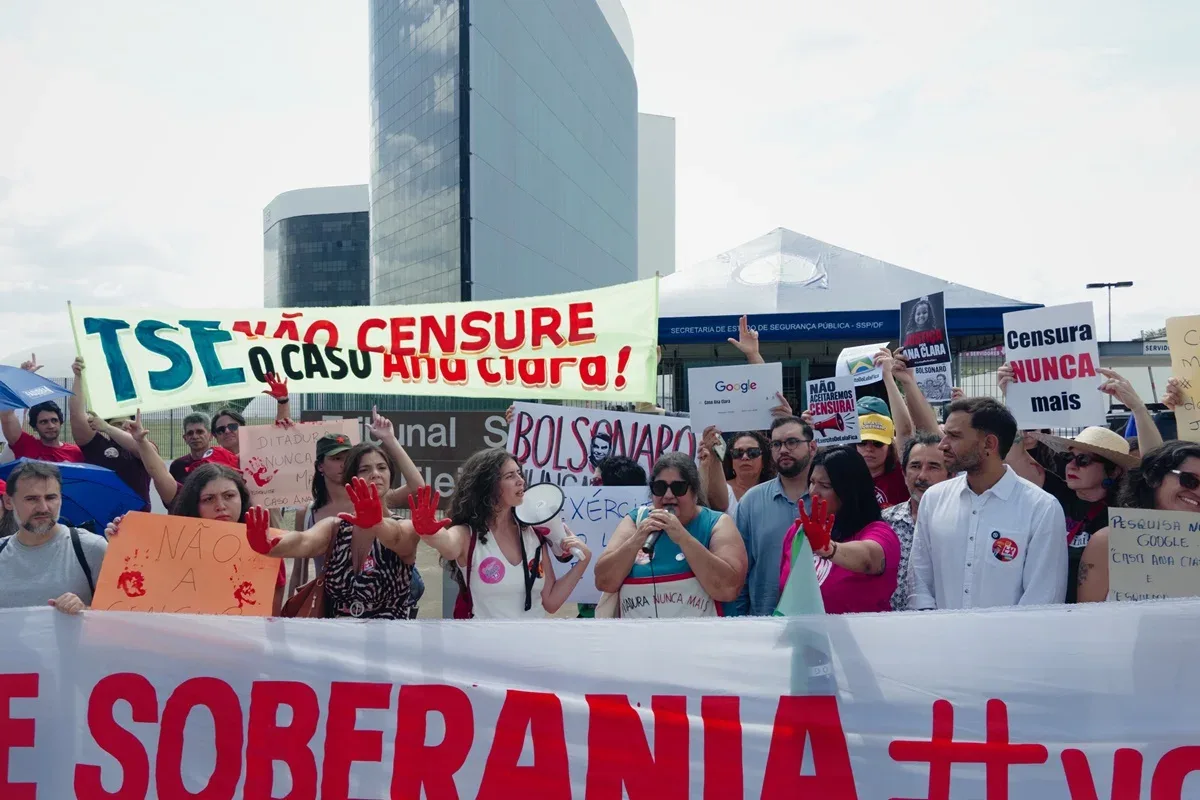 Manifestantes protestam no TSE contra decisão de Mendonça sobre impulsionamento de campanha