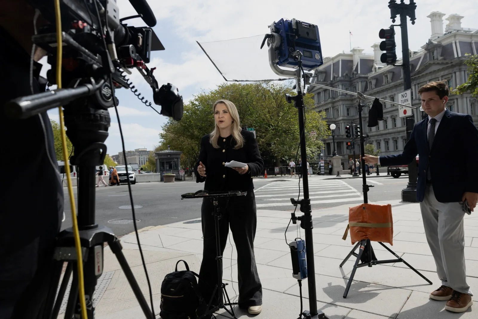 CNN, MS NOW e Politico processam governo Trump após banimento da Casa Branca