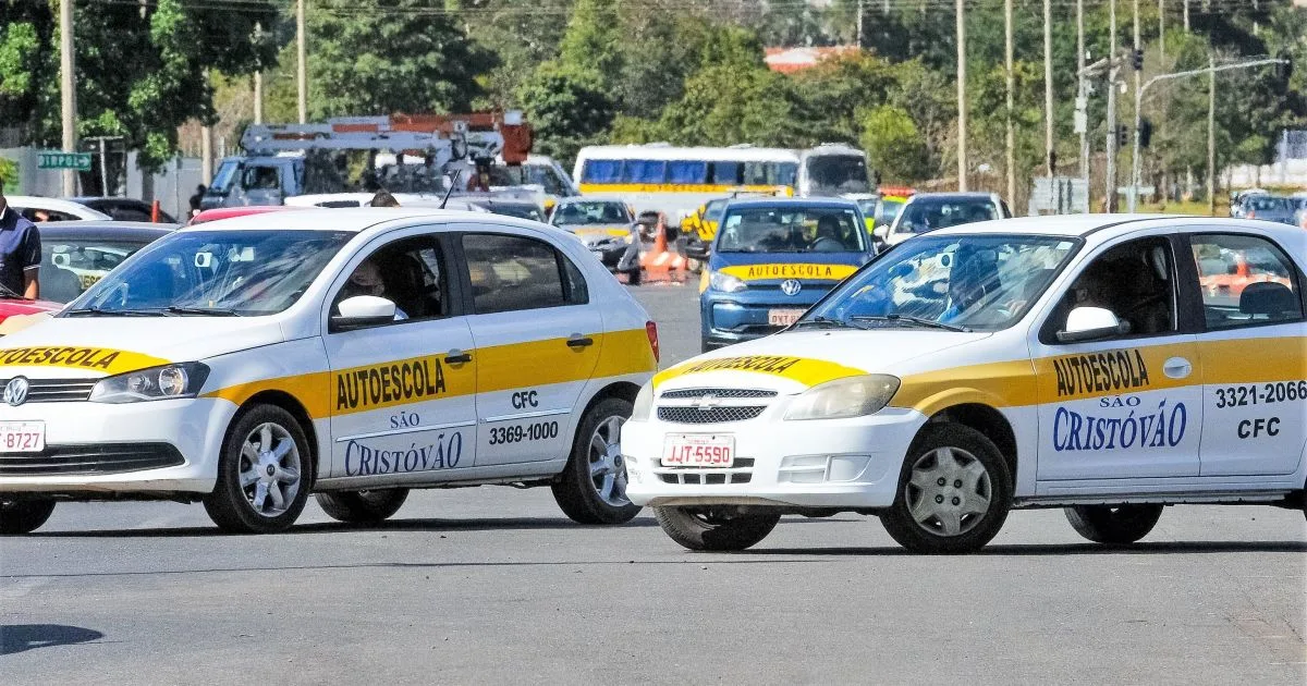 Carro utilizado em autoescola para exames de direção.