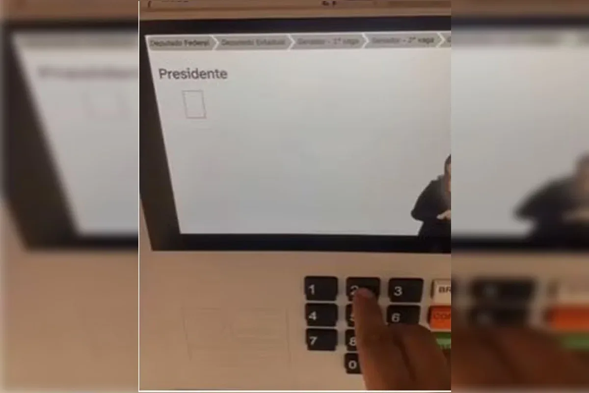 Eleitor é abordado pela PM após gravar e publicar vídeo do próprio voto