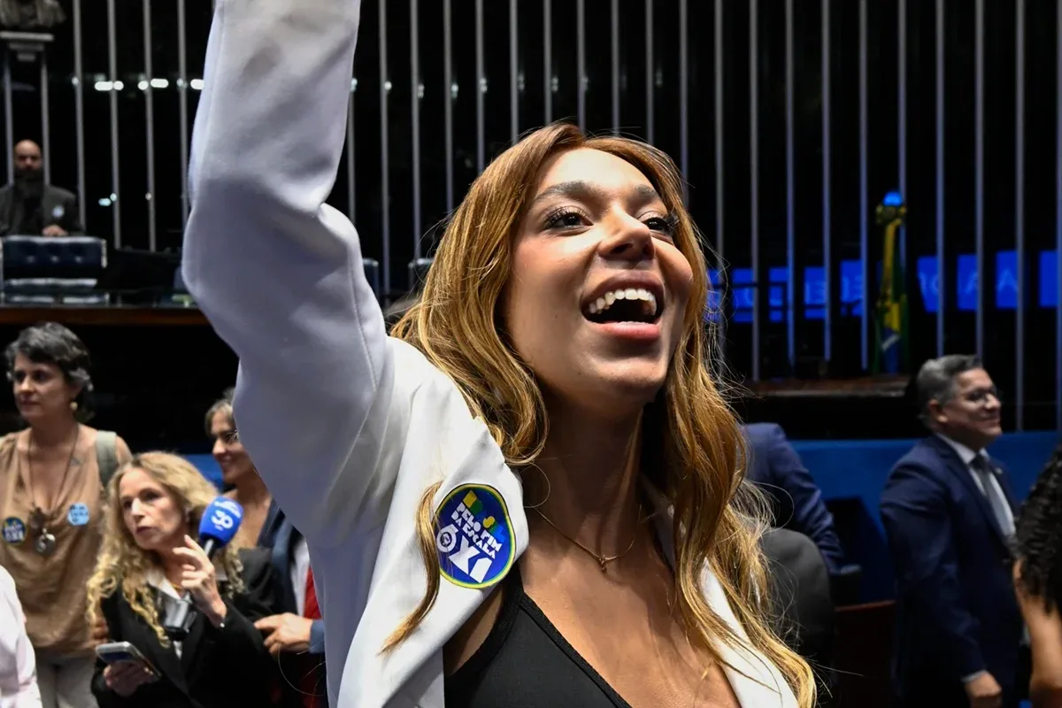 Erika Hilton pede a Moraes apreensão de passaportes de Flávio Bolsonaro