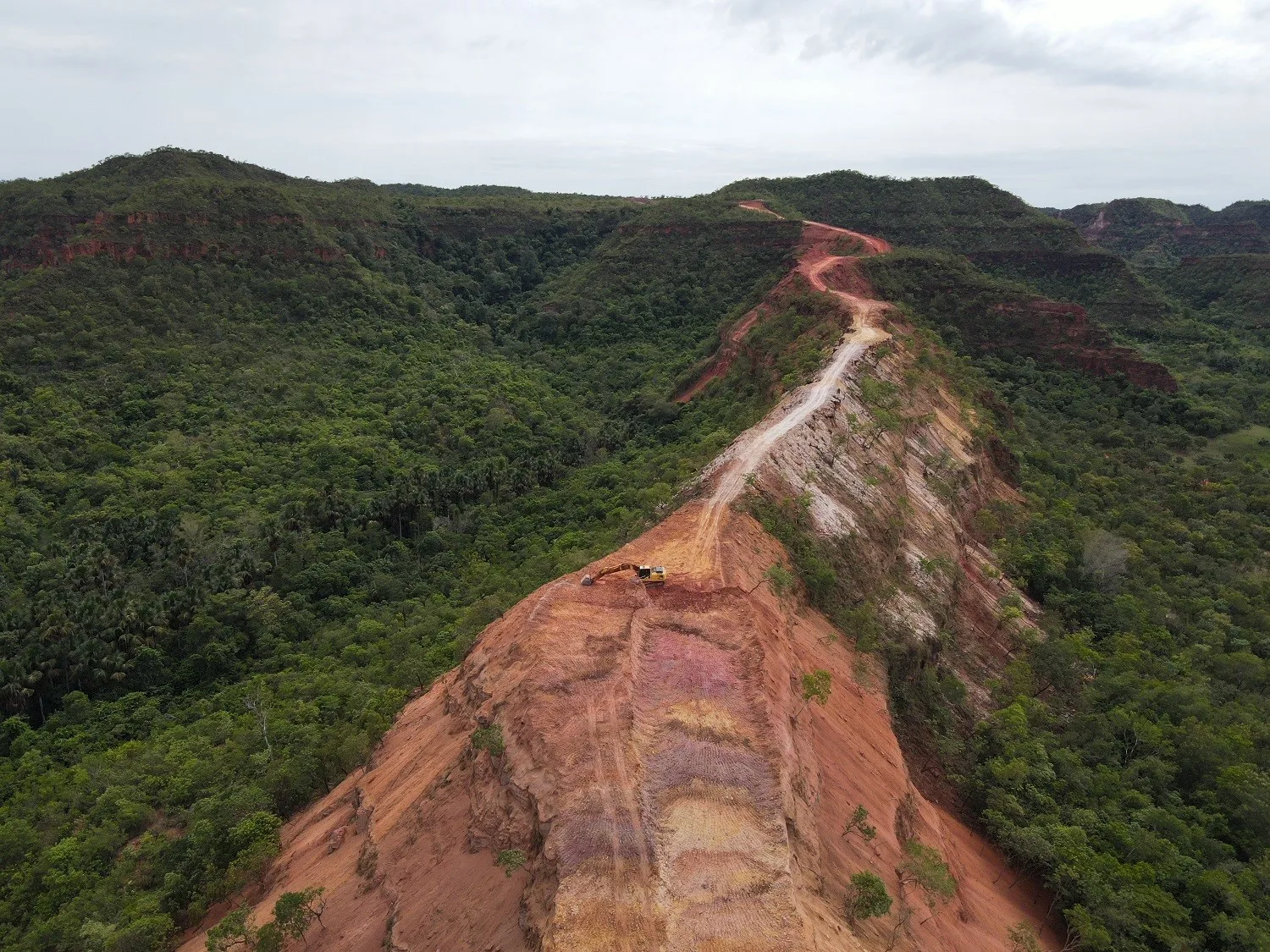 Obra de estrada embargada pelo Ibama em Recursolândia permanece interditada