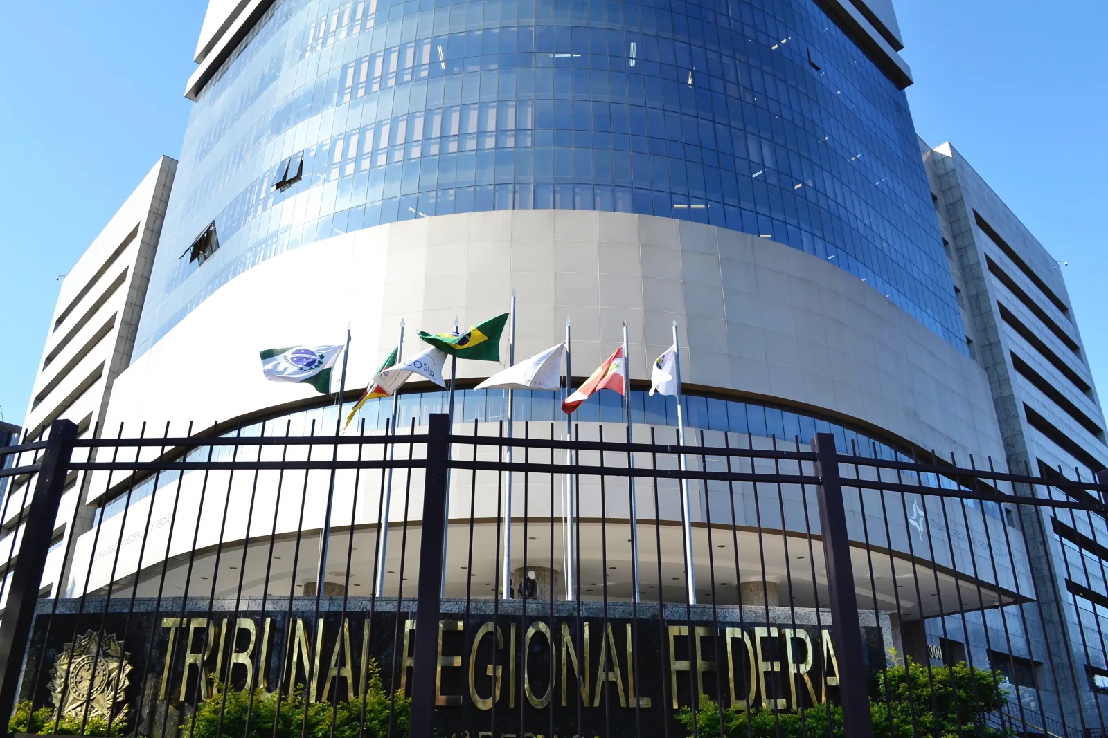 Falhas graves no PHP levam Anatel e tribunais brasileiros a suspender sistemas