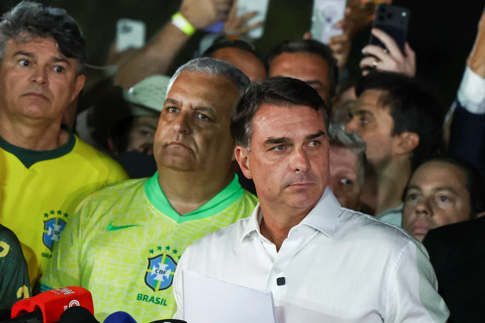 Flávio Bolsonaro descumpre prazo para entrega de passaporte à PF