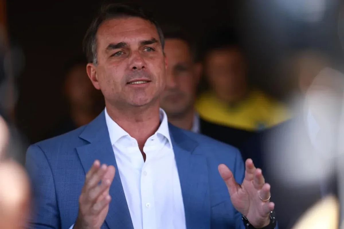 Flávio Bolsonaro pede ao TSE cassação de Lula por uso da Rádio Nacional