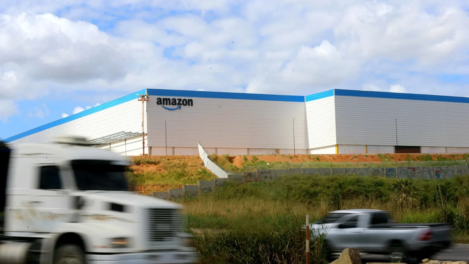 Amazon enfrenta ação coletiva por pagamento abaixo do salário mínimo no Ceará