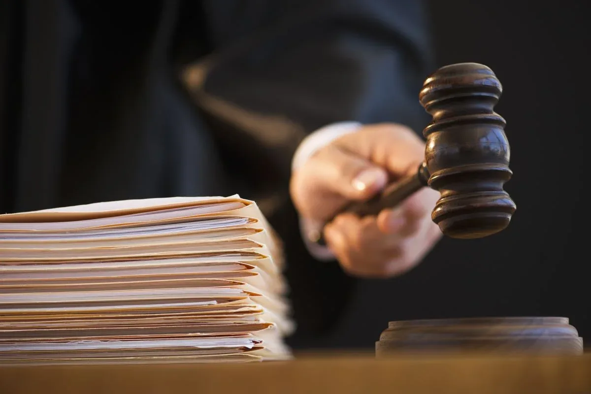 Justiça do Trabalho condena empresa que demitiu gestante com TDAH em MG