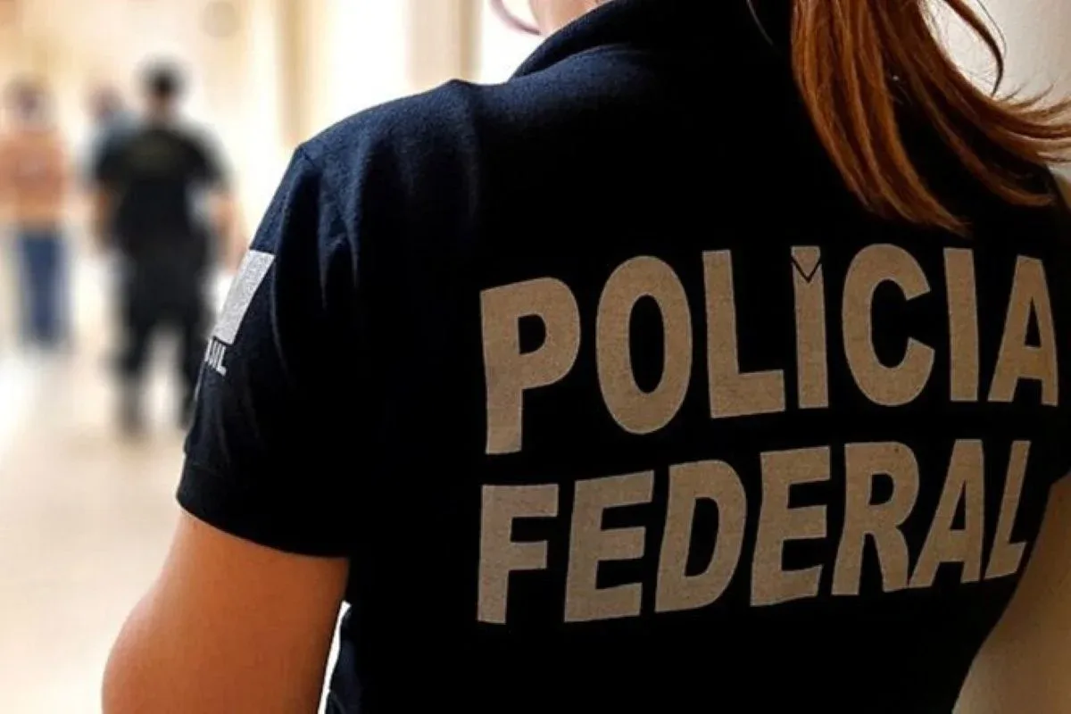 Homem é investigado pela Polícia Federal após flagrante com broche espião em Cabo Frio