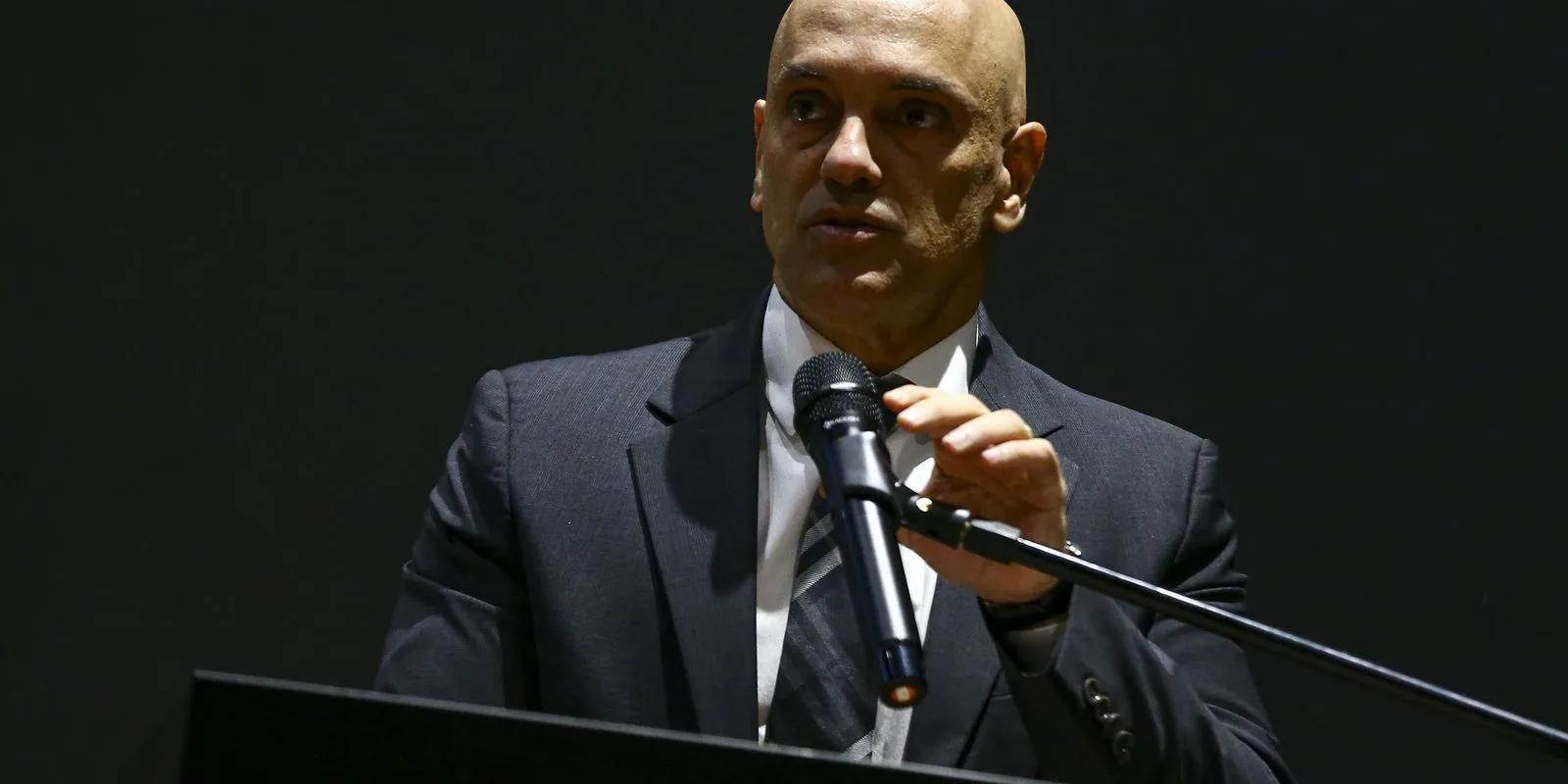 Moraes classifica como inconstitucional investigação conduzida por Mendonça