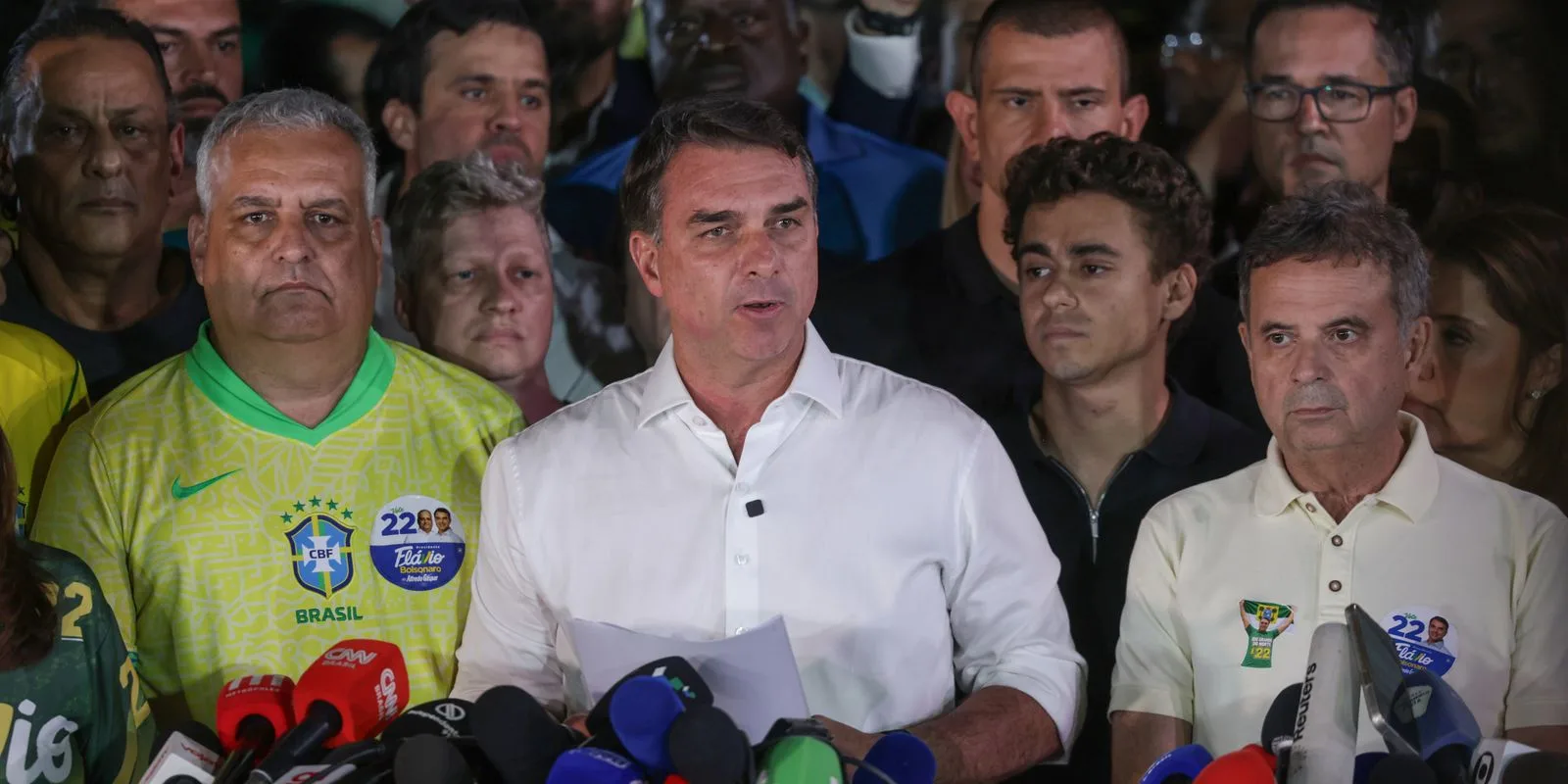 Investigações contra Flávio Bolsonaro seguem no STF mesmo após saída do país