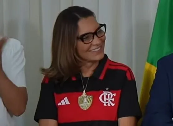Rosângela da Silva utiliza medalha de Nossa Senhora Aparecida em ato oficial no Palácio do Planalto