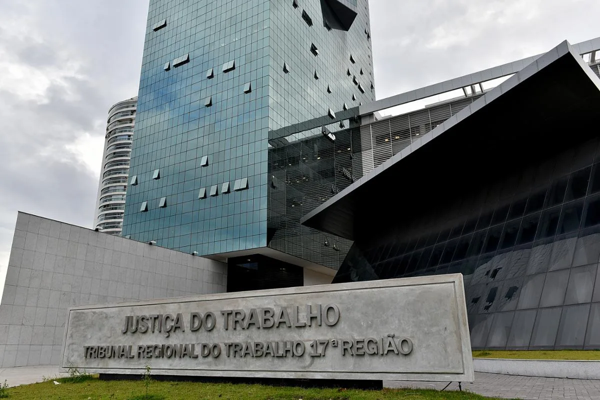TRT-17 multa empregador por citar jurisprudência inexistente em processo trabalhista