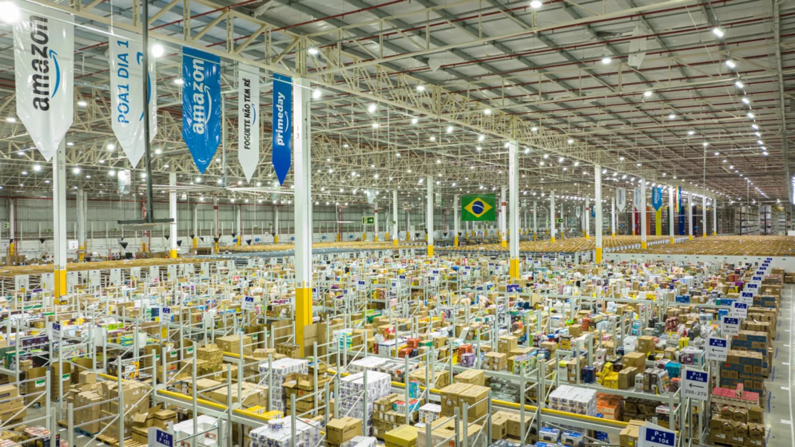 Justiça do Trabalho proíbe Amazon de manter funcionários em pé por 12 horas no Distrito Federal