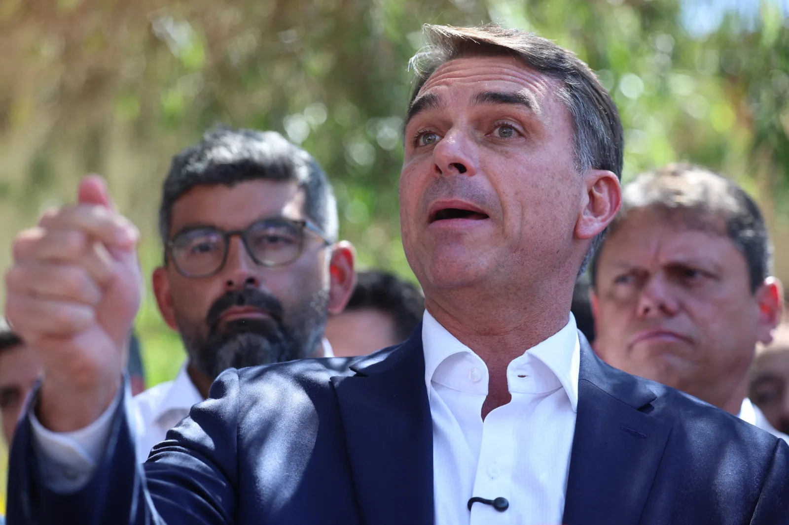 Justiça da Bahia proíbe entrega de título de cidadão a Flávio Bolsonaro no Farol da Barra