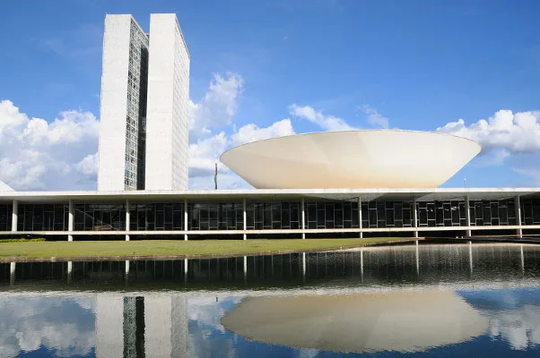 Código Eleitoral proíbe prisão de candidatos e eleitores durante votação