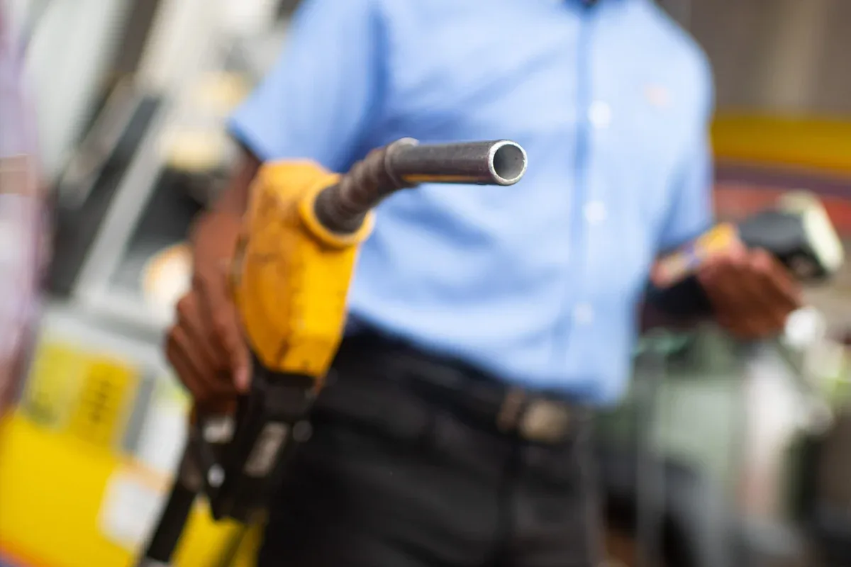 Tanques de combustível em posto de gasolina operando no Brasil.