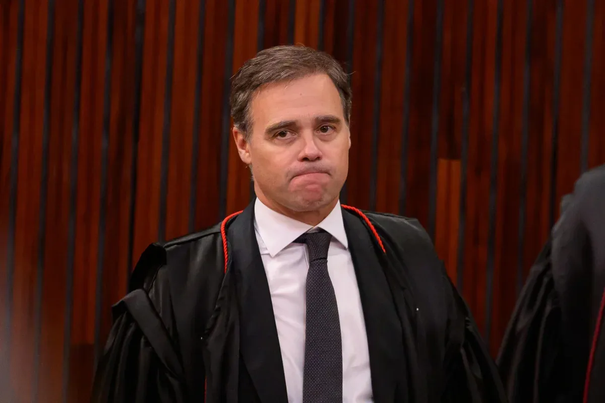 André Mendonça suspende impulsionamento de posts ligando Flávio Bolsonaro ao caso Ana Clara