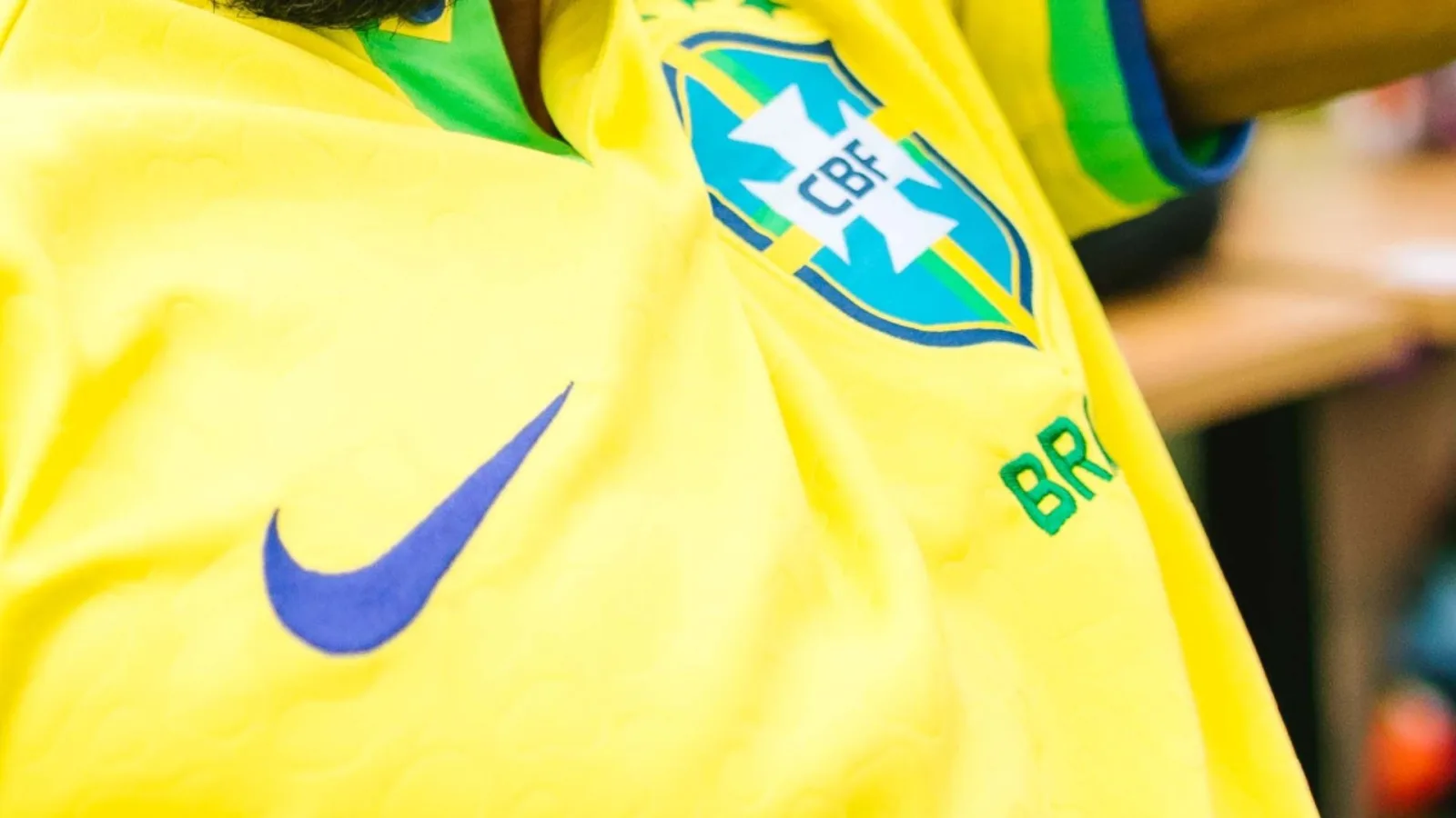 Mercado processado por exigir uso de camisas da seleção recusa acordo com MPT-MG