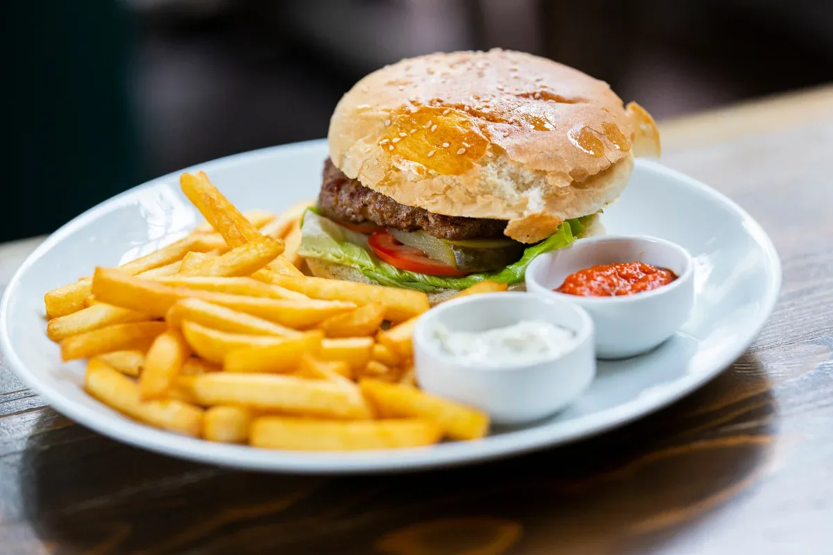 TRT-MG condena fast food por fornecer lanches inadequados a funcionária
