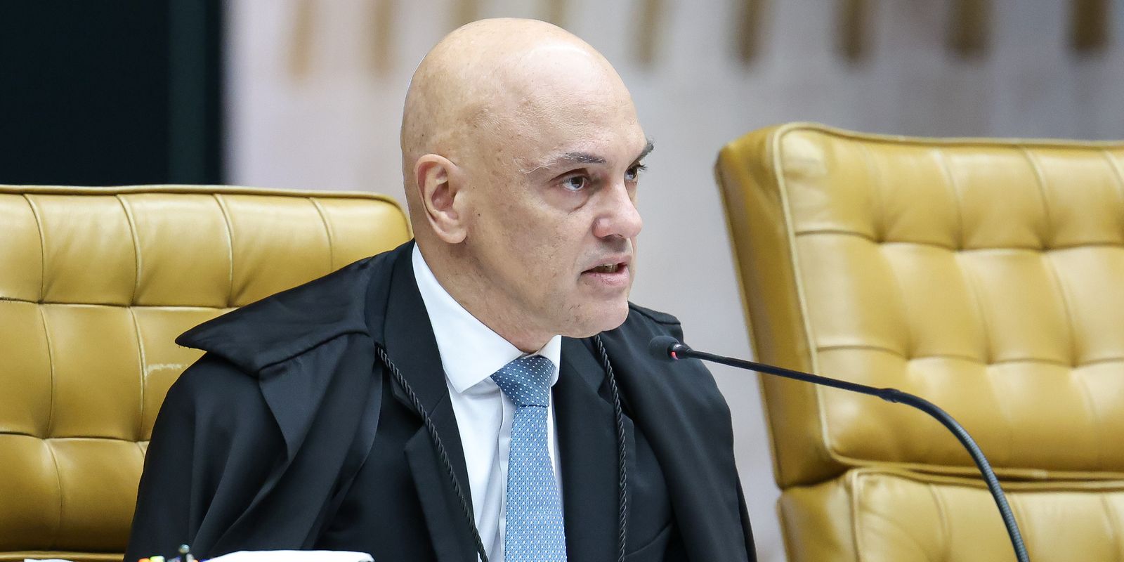 Alexandre de Moraes remete ao STF pedido de apuração contra André Mendonça