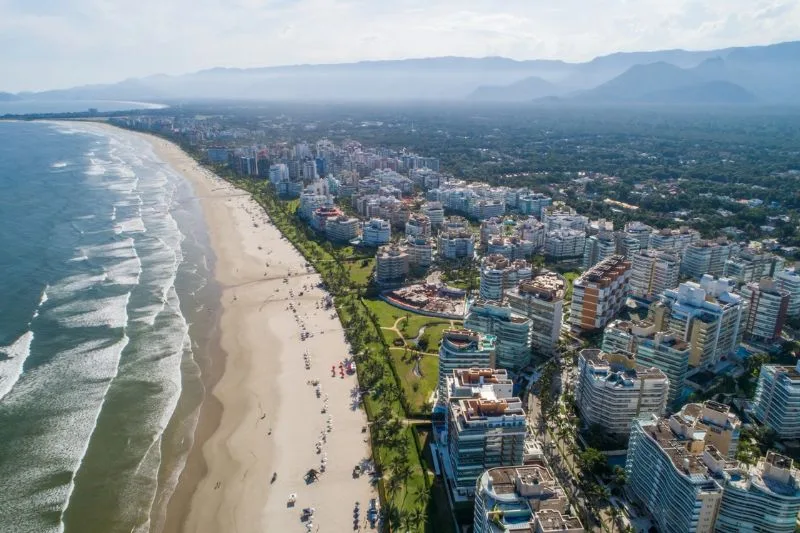 Vista aérea preservada da vegetação de restinga em Bertioga, SP.