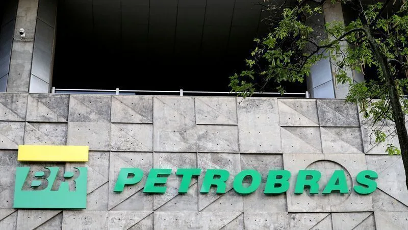 Plataforma de petróleo operando no mar em área próxima à Margem Equatorial.