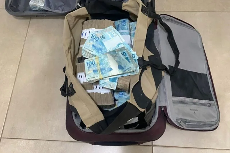 Agentes da Polícia Federal em ação durante investigação de crimes financeiros.