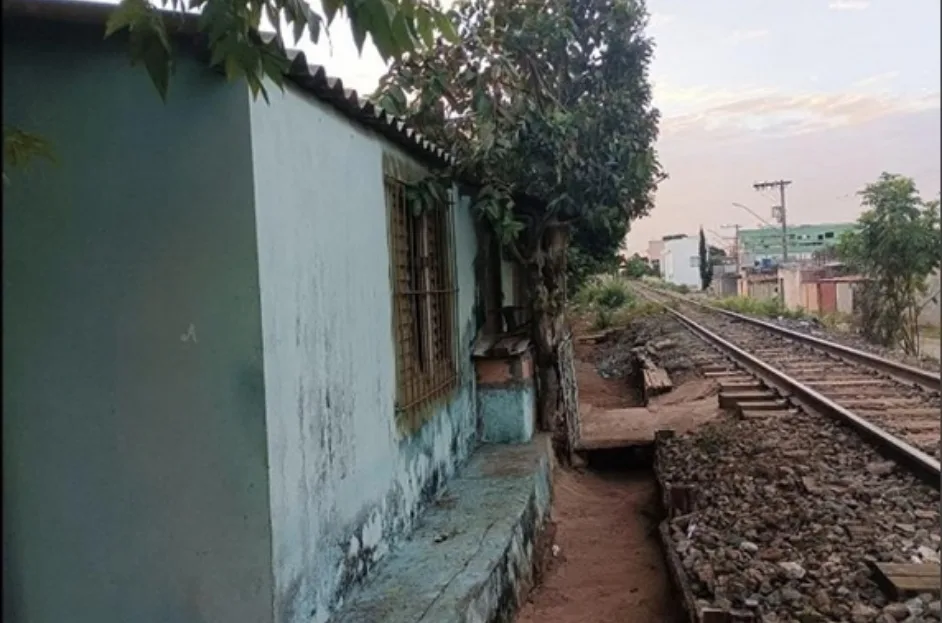 Justiça suspende desocupações de famílias às margens de ferrovia em Arcos