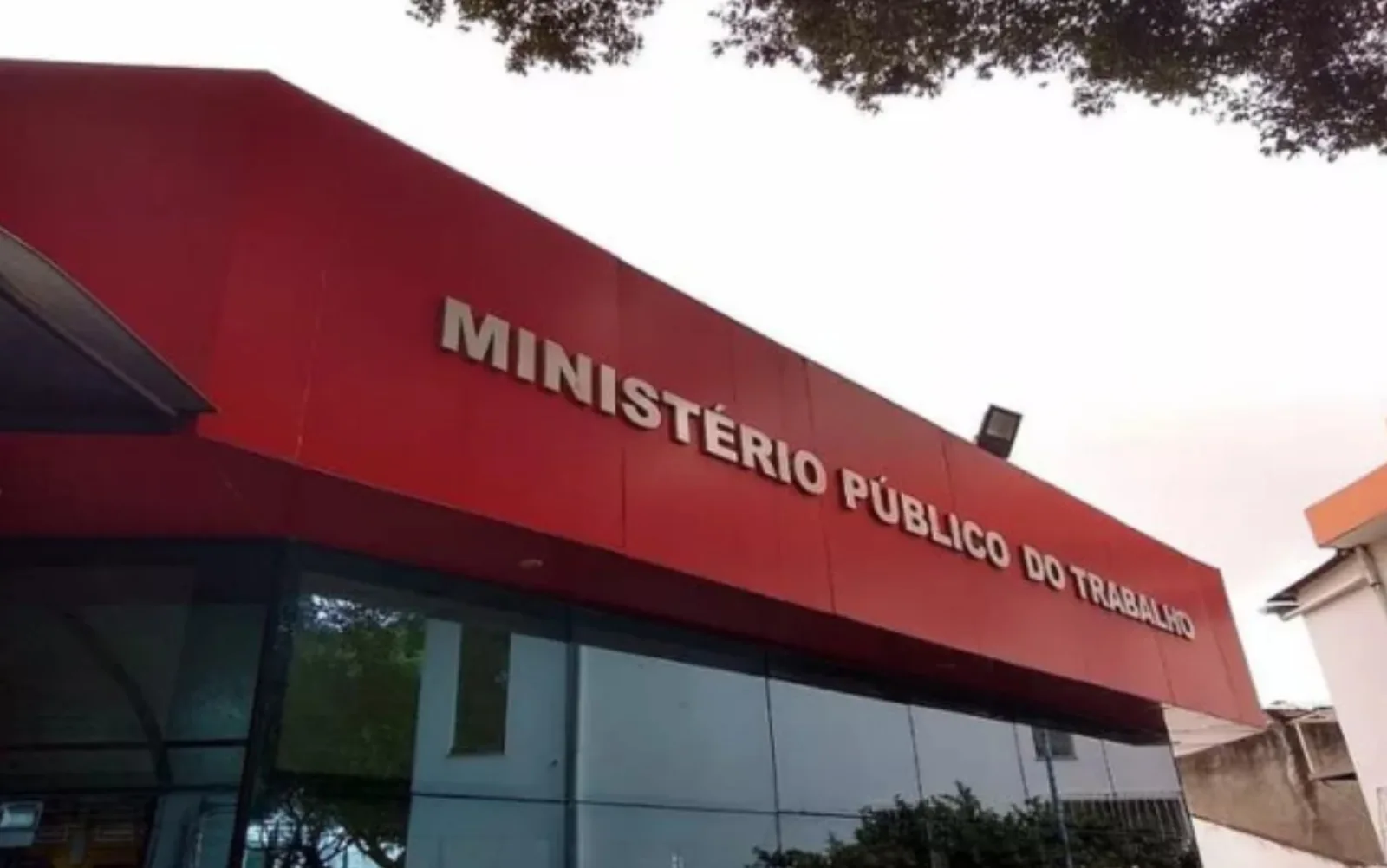 MPT na Bahia obtém liminares contra redes de supermercados por assédio eleitoral