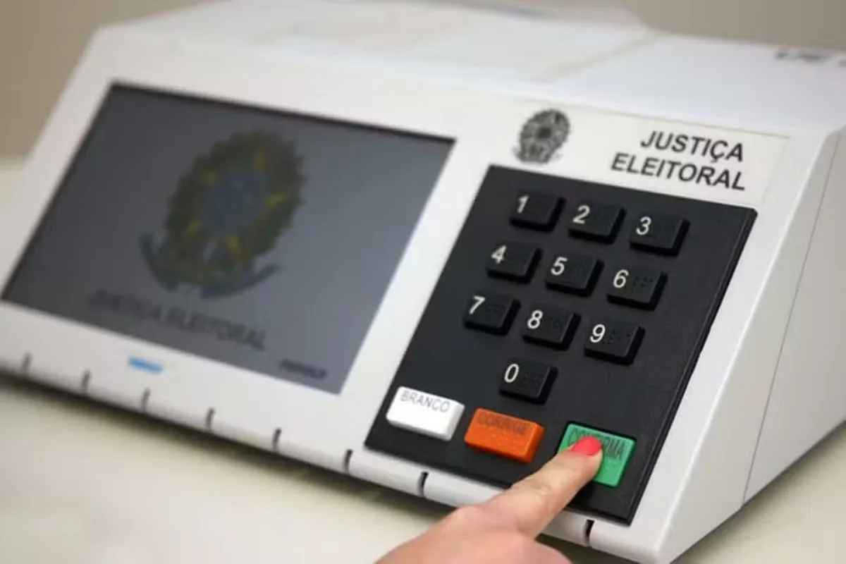 Eleitora é conduzida à delegacia após fotografar urna eletrônica no Piauí