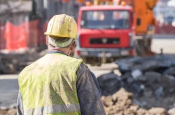 Imagem ilustrativa de canteiro de obras e normas de segurança do trabalho.