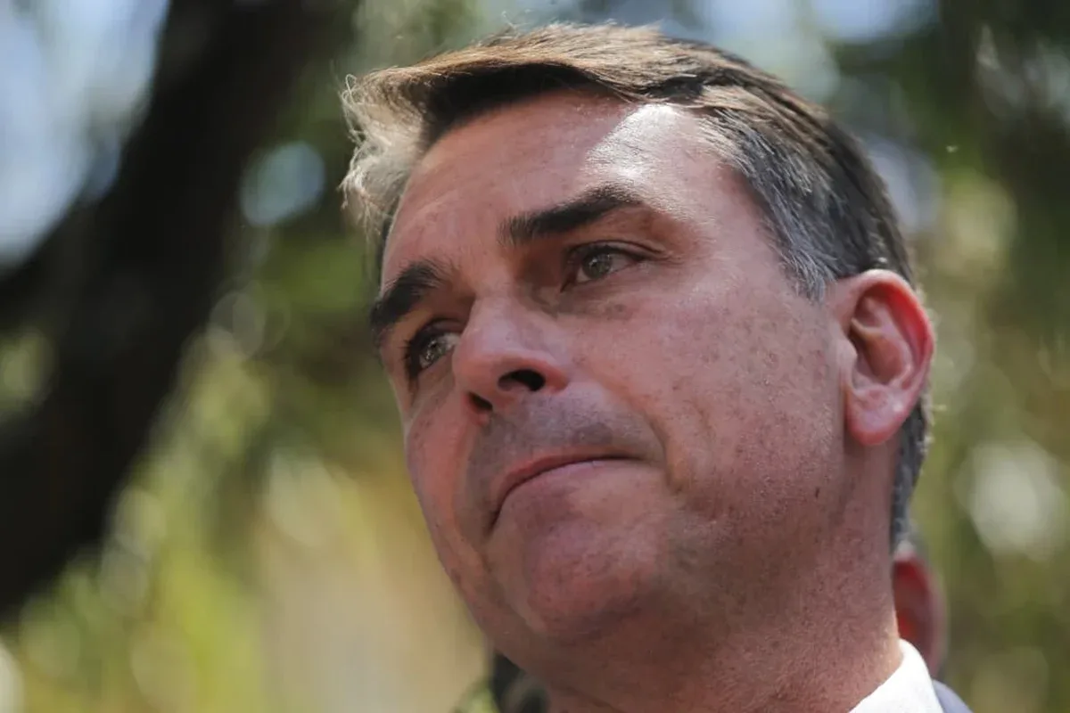 Polícia Federal cancela passaportes de Flávio Bolsonaro