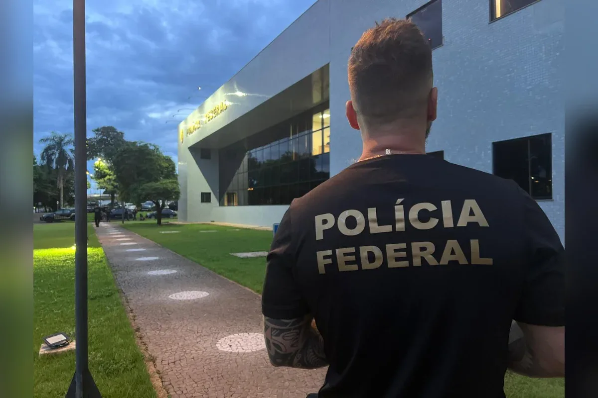 Equipes da Polícia Federal em ação durante operação contra exploração de idoso.