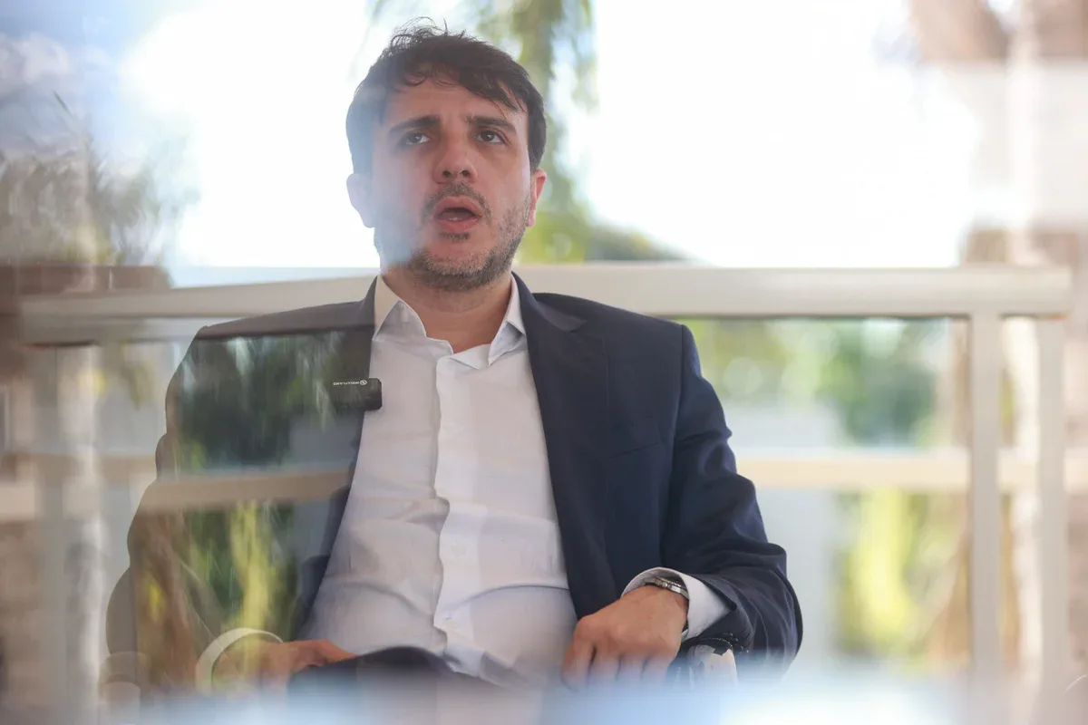 Renan Santos aciona TSE por suposta interferência estrangeira nas eleições
