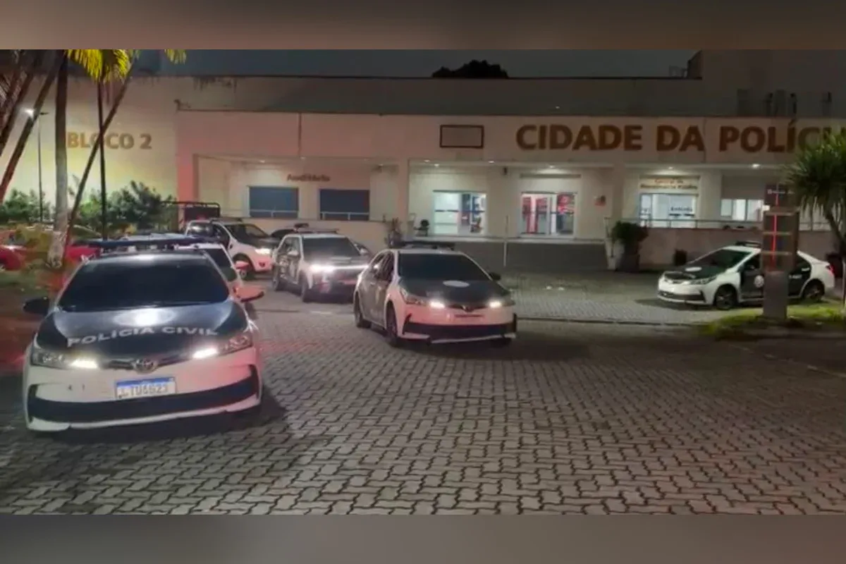 Viaturas da Polícia Civil durante operação contra roubos de carga no Rio.