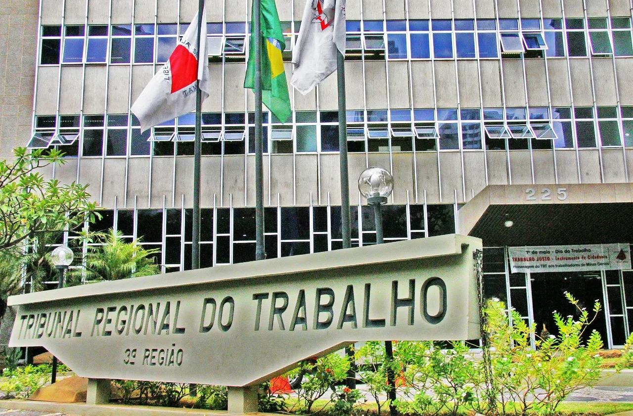 Tribunal mantém reversão de justa causa por abandono de emprego após prisão provisória