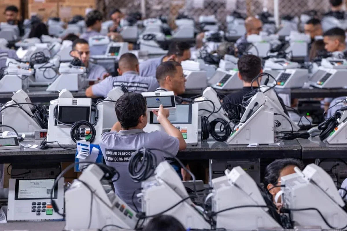 Equipamentos de votação do TRE-DF sendo preparados para as eleições.