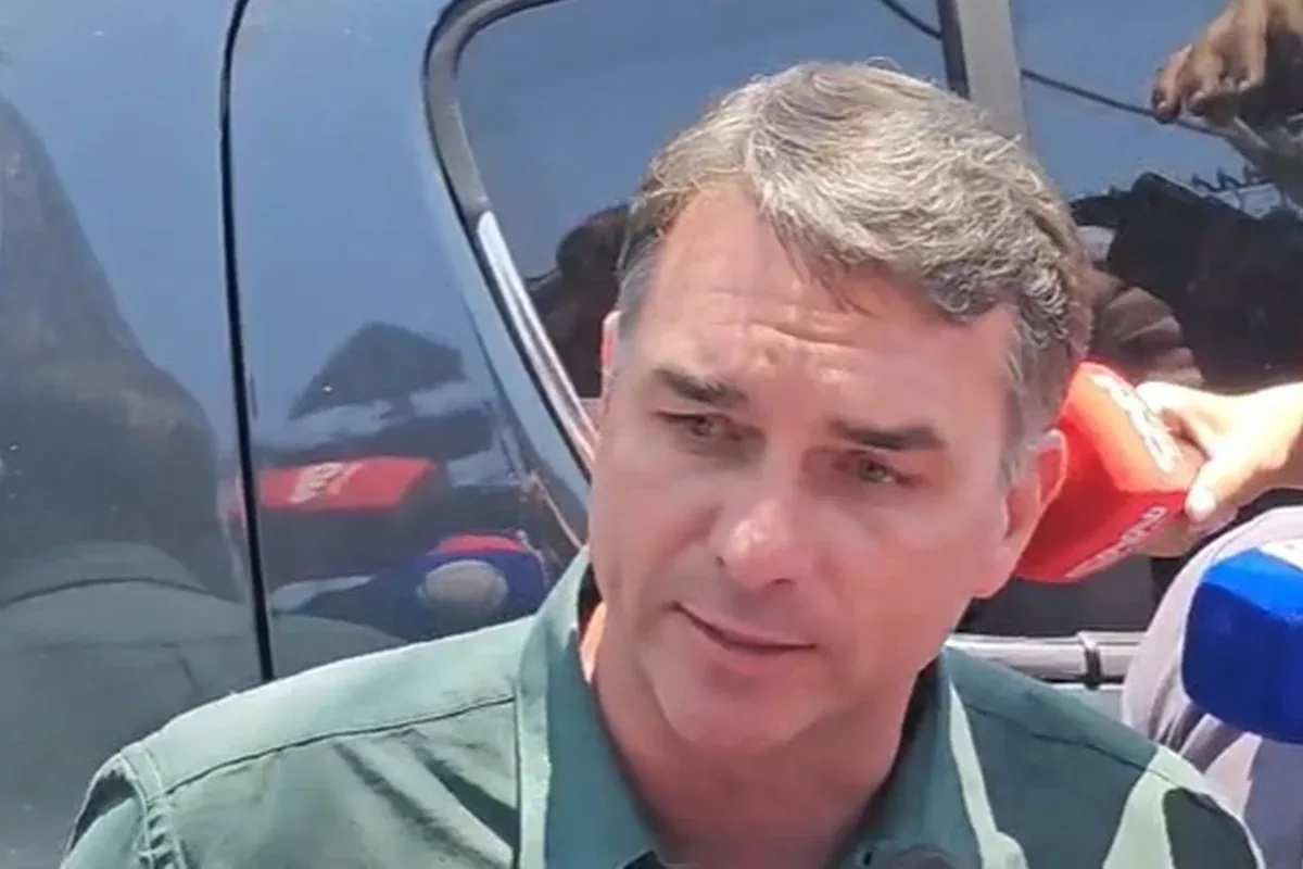 Canais digitais de Flávio Bolsonaro não foram comunicados ao TSE