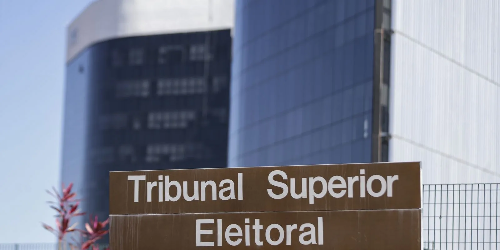 TSE suspende anúncios da campanha de Lula contra Flávio Bolsonaro sobre escala 6x1