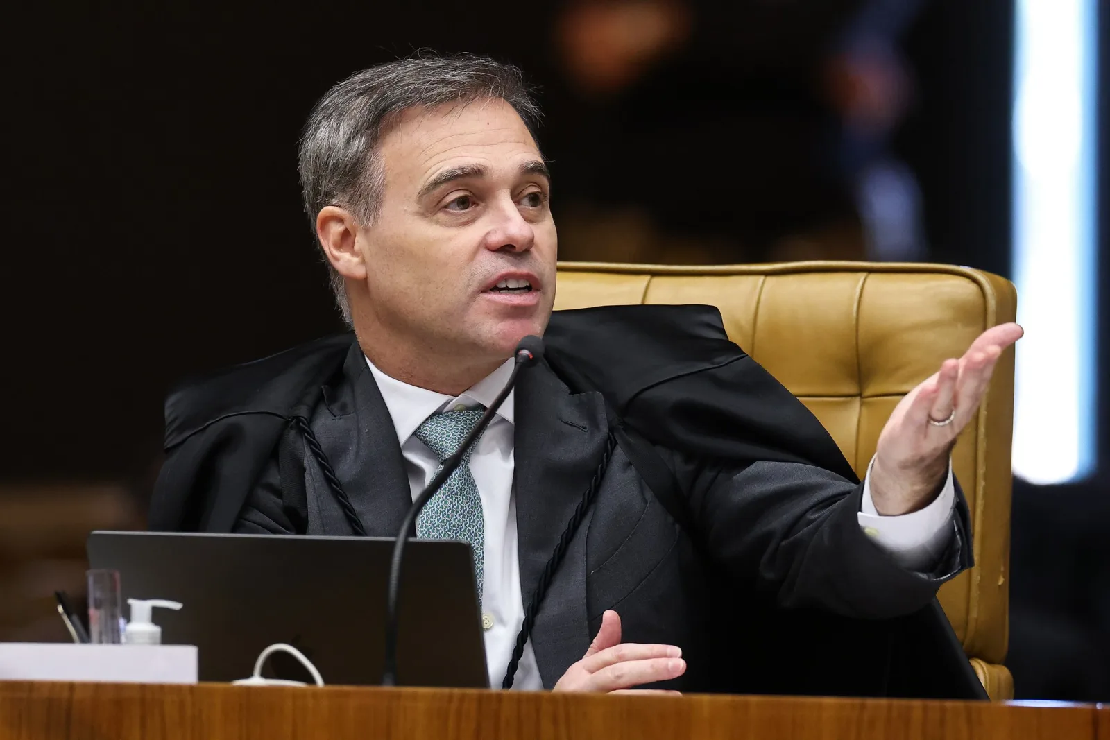 TSE deve restringir decisão de André Mendonça sobre fake news contra Flávio Bolsonaro